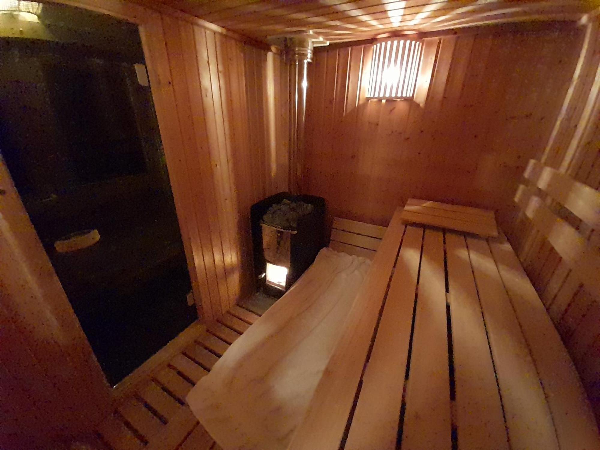 Beautiful 6-Person Chalet With Finnish Wood-Fired Sauna Tzummarum Екстер'єр фото
